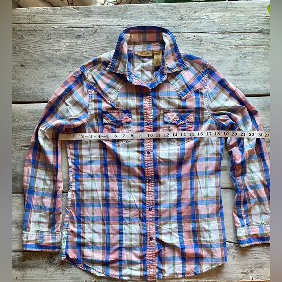 Women’s medium Wrangler, pearl snap button, fitted plaid shirt. - Picture 4 of 4